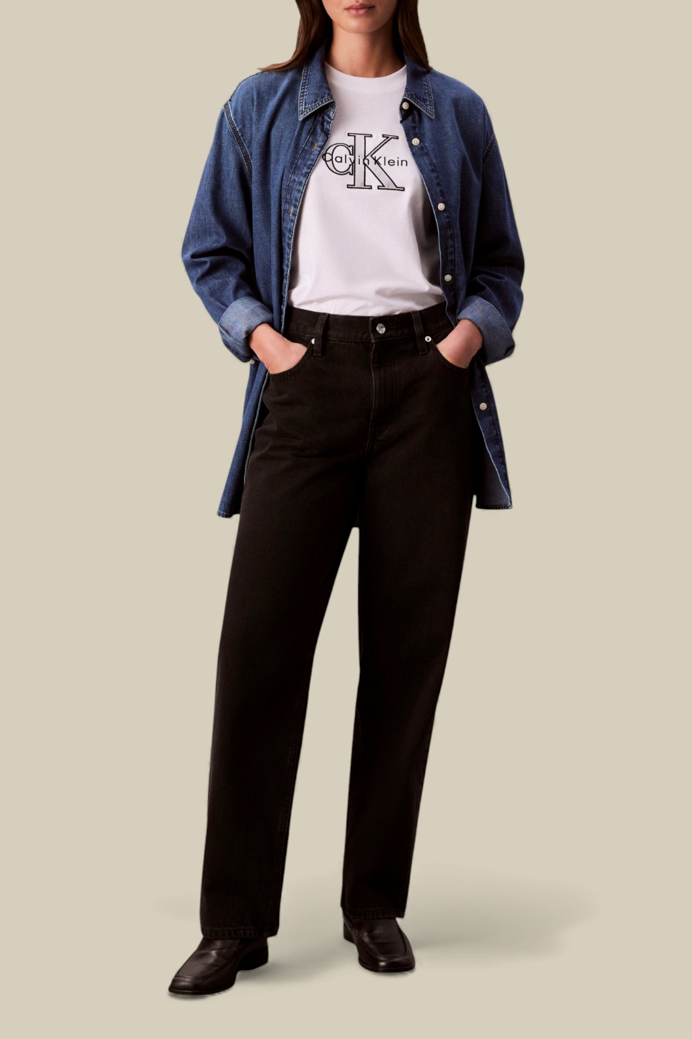 תמונת כל הלוק של חולצת טי